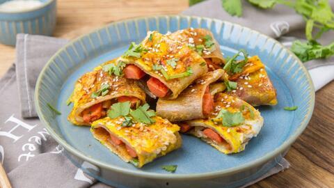 烤冷面吃瓜,夏日街头美食与休闲生活的完美融合