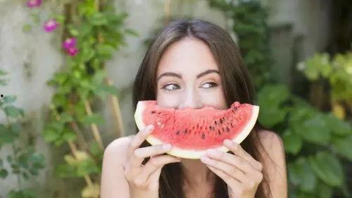 夏季吃瓜娃娃,吃瓜娃娃，清凉一夏的甜蜜诱惑