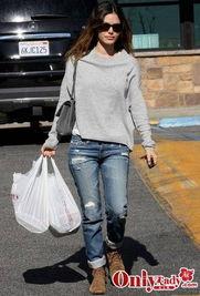 明星穿空姐灰毛衣,空姐灰毛衣演绎明星时尚新风尚