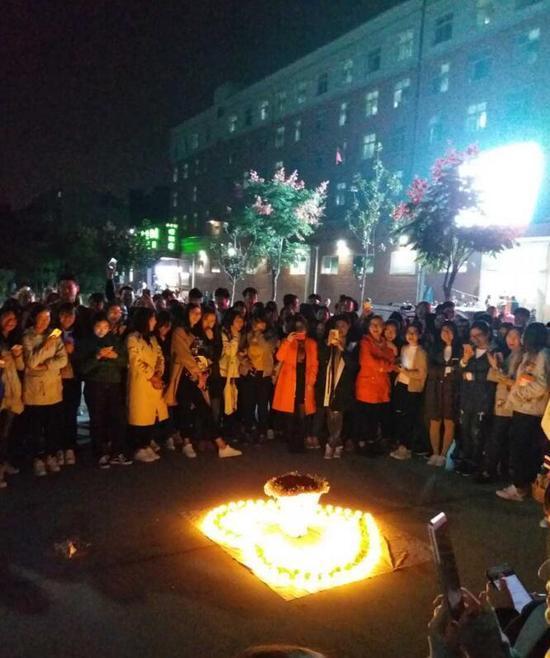 吃瓜吃到自己求婚,一场意外的甜蜜邂逅