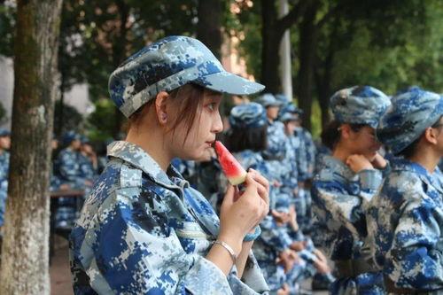 带你吃瓜军训视频,带你吃瓜围观新生军训趣事